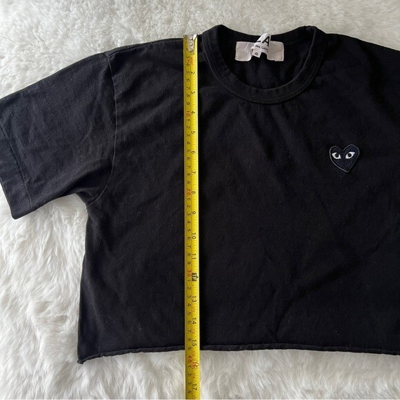 COMME DES GARÇONS PLAY Black Heart Patch Cropped T-Shirt in Black - Picture 4 of 7